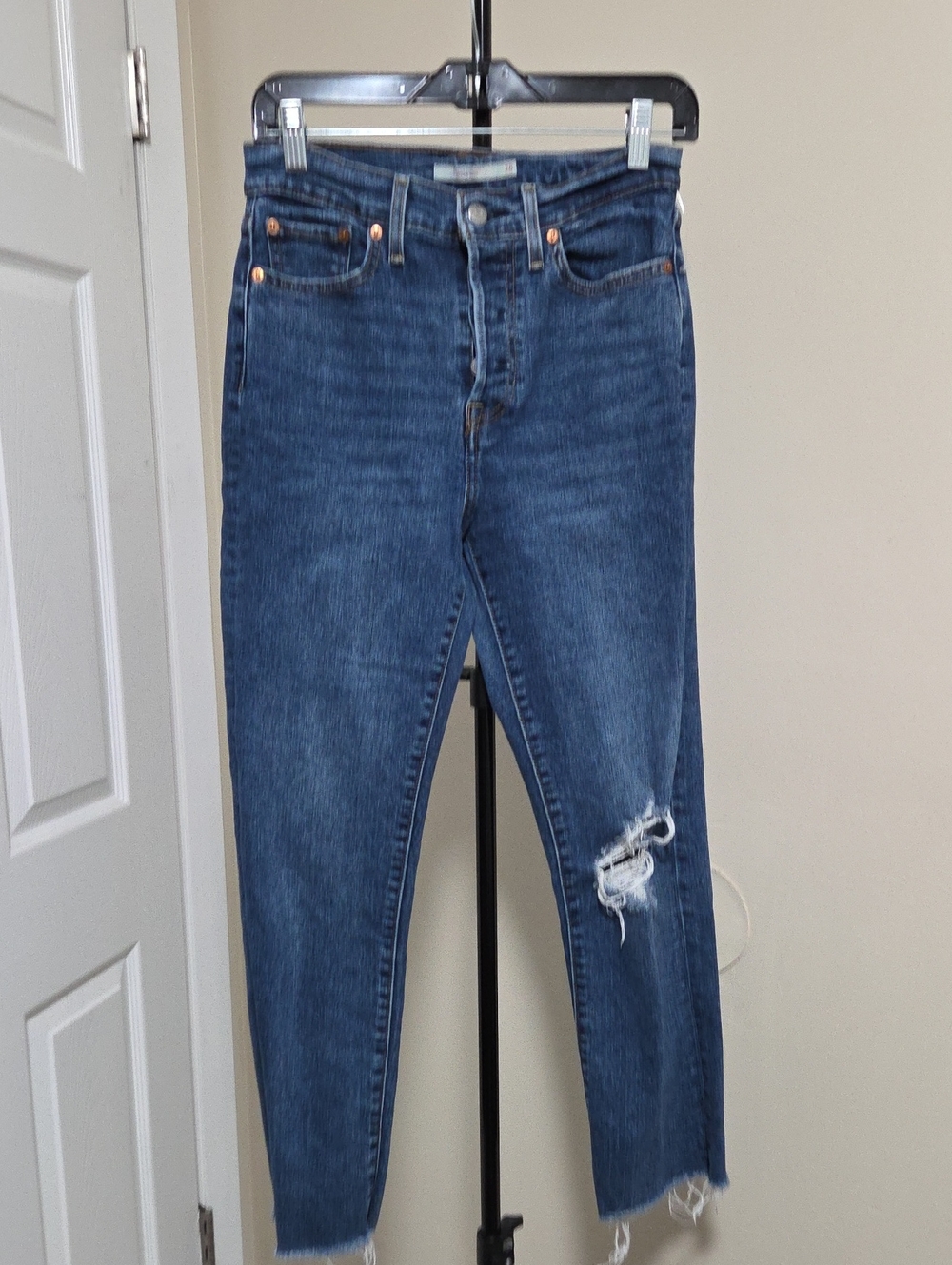 Levi's Wedgie Straight Jeans in Blue with Distressed Knee